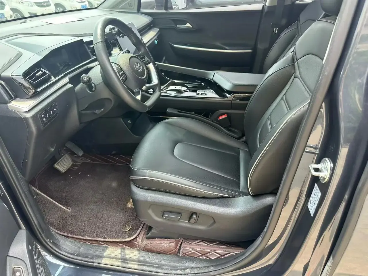 Custin 2021 270TGDi Prestige LUX 4