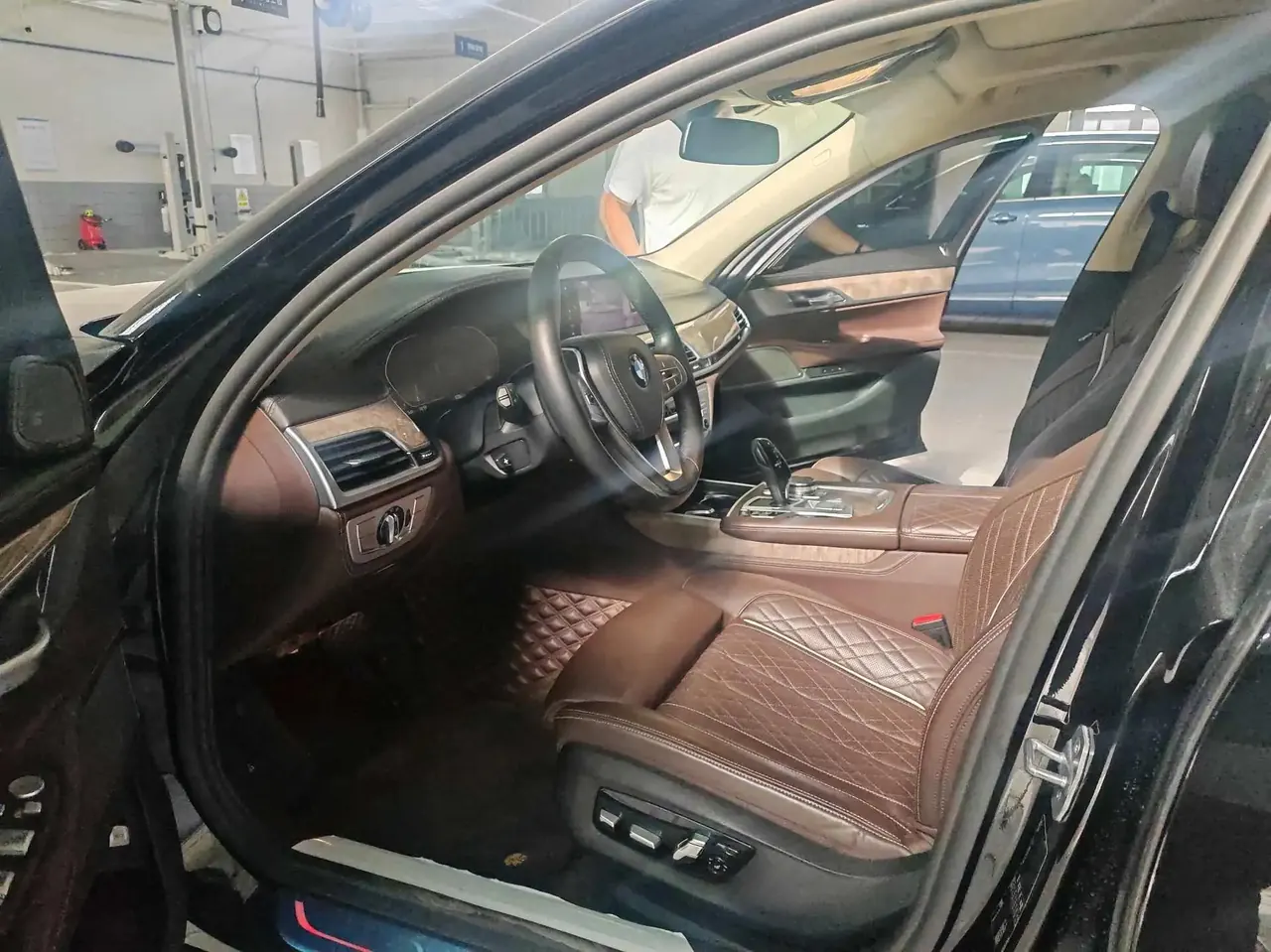 BMW 7 Series 2019 740Li Leading Luxury Suit 2