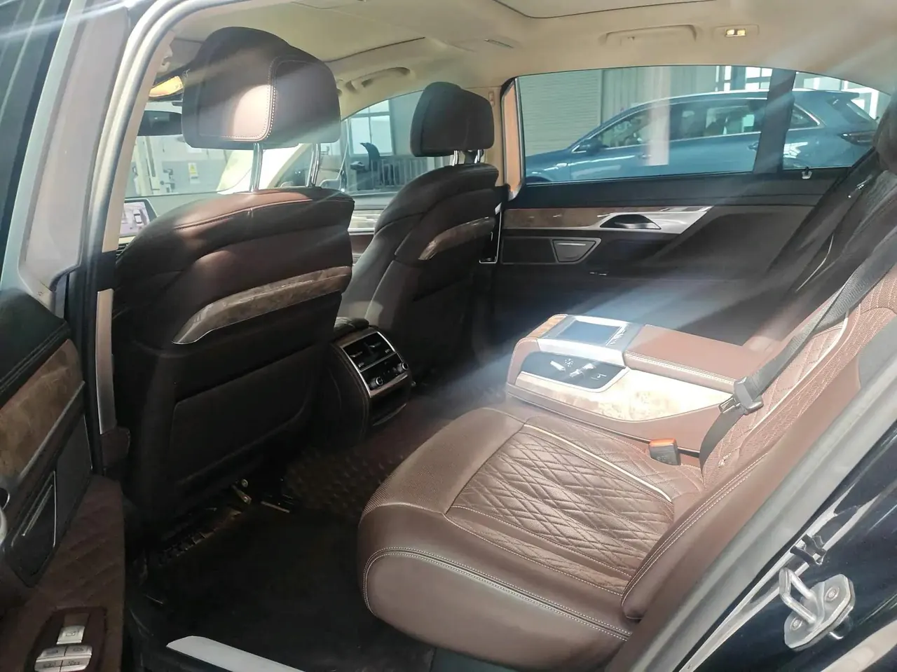 BMW 7 Series 2019 740Li Leading Luxury Suit 3