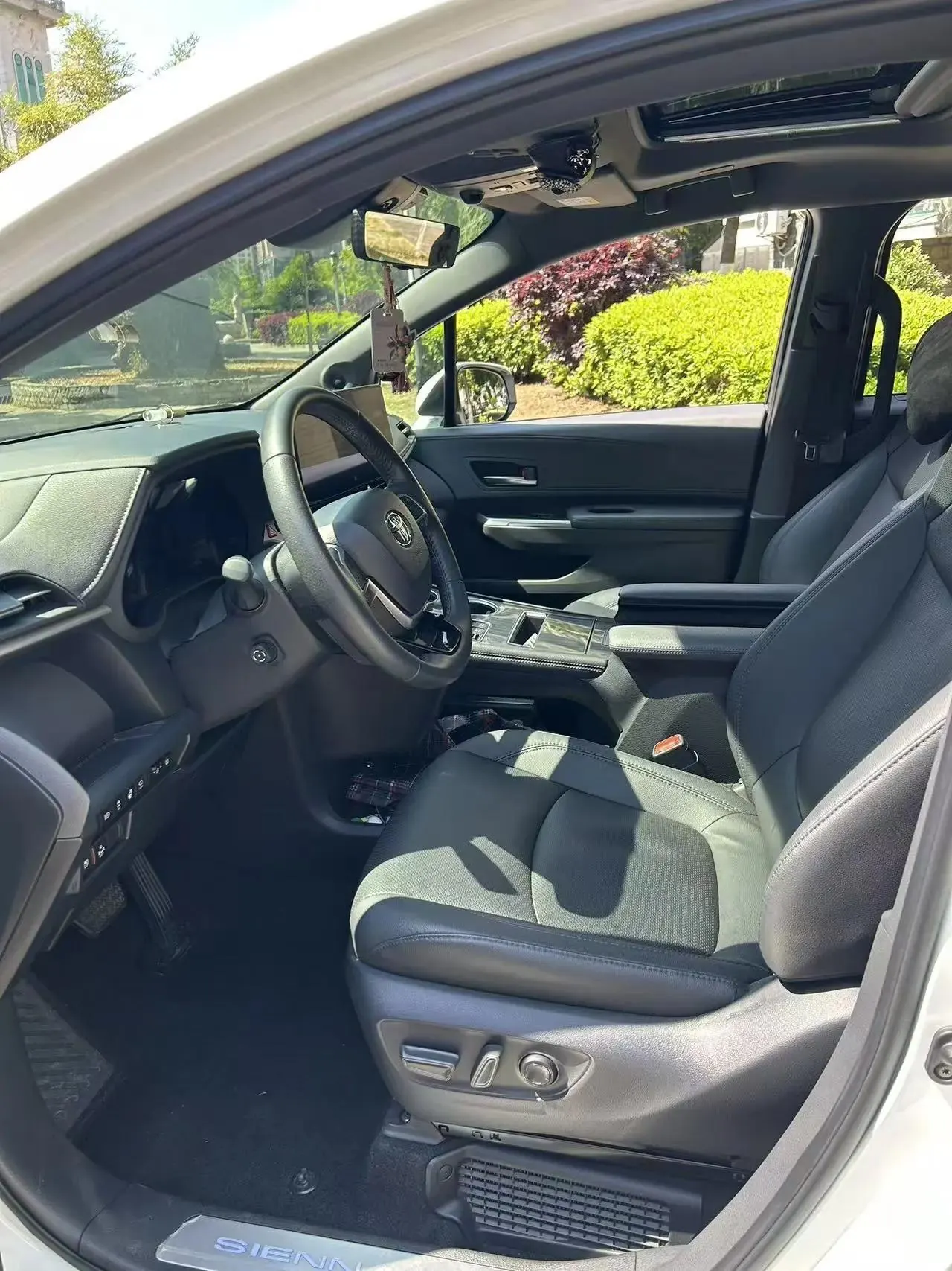 Sana SIENNA 2021 2.5L Hybrid Platinum Edition 2