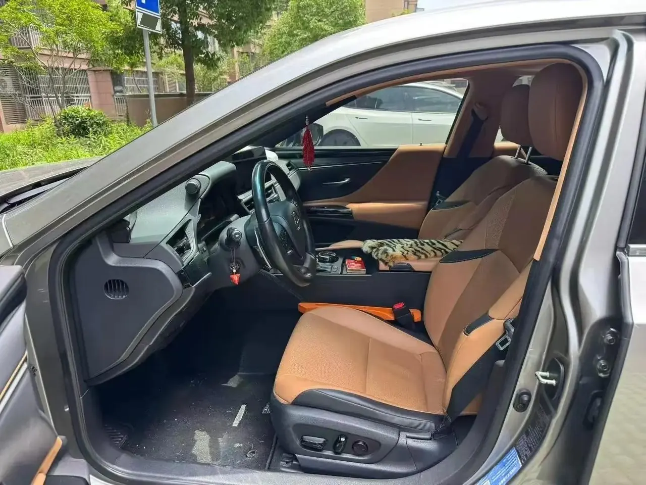 Lexus ES 2022 300h Premium Edition 2