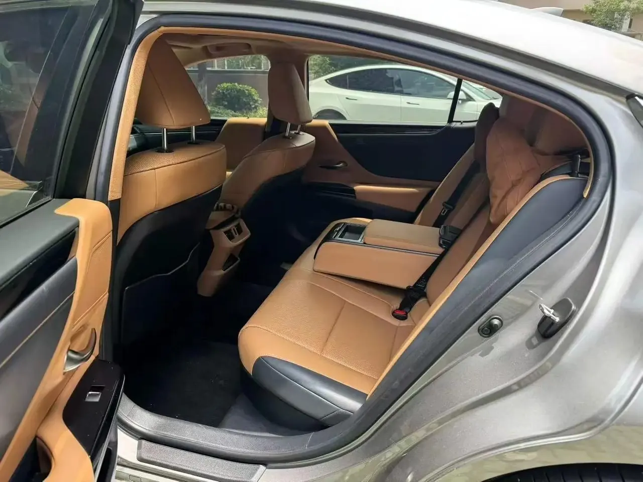 Lexus ES 2022 300h Premium Edition 3
