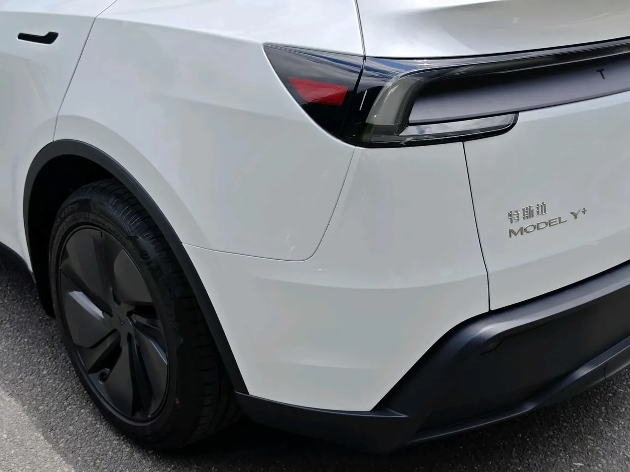 Tesla 2026 Model Y Long Range Rear-Wheel-Drive Automatic 10
