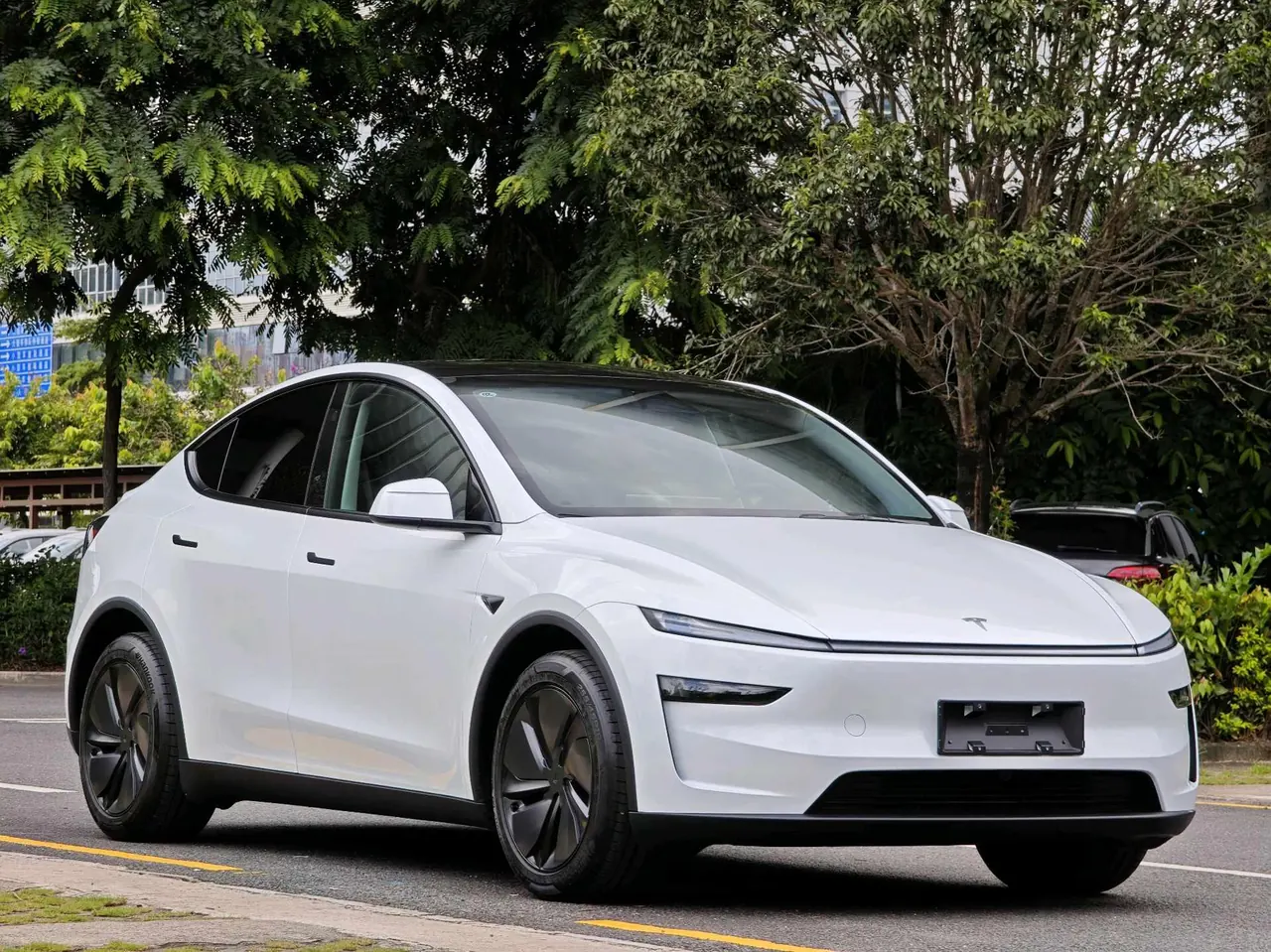 Tesla 2026 Model Y Long Range Rear-Wheel-Drive Automatic 3