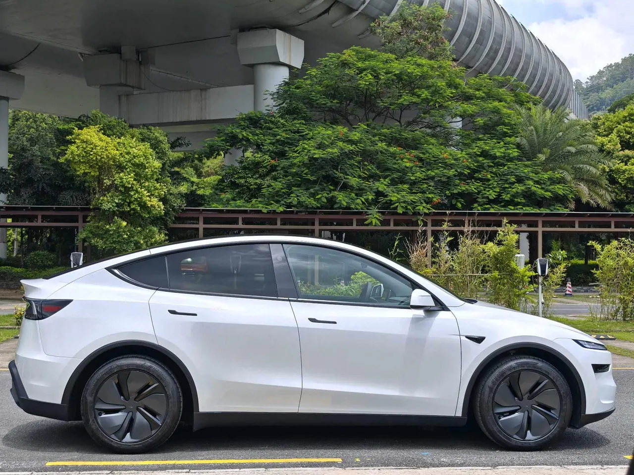 Tesla 2026 Model Y Long Range Rear-Wheel-Drive Automatic 4