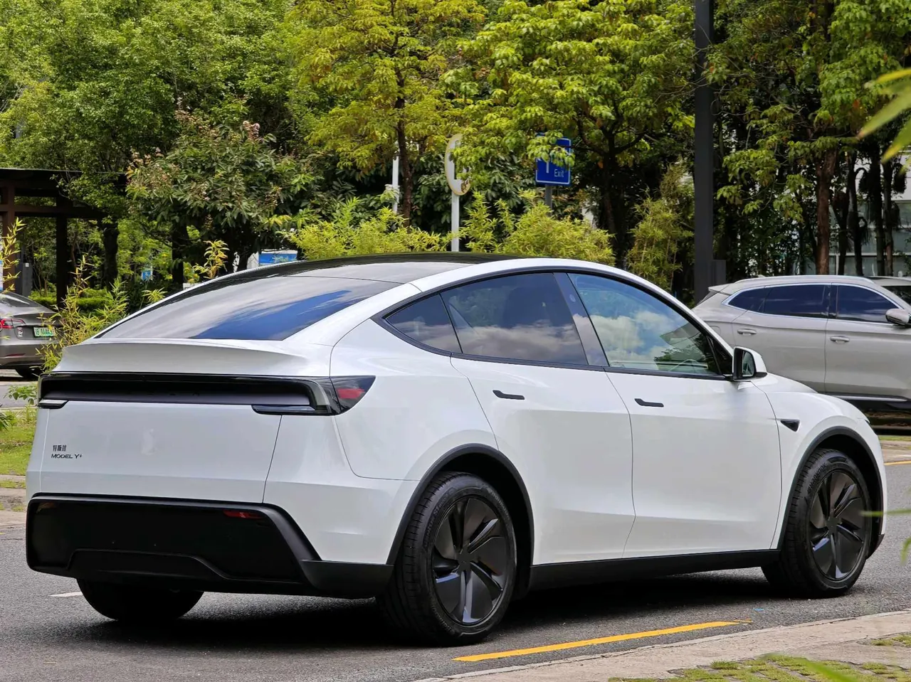 Tesla 2026 Model Y Long Range Rear-Wheel-Drive Automatic 5