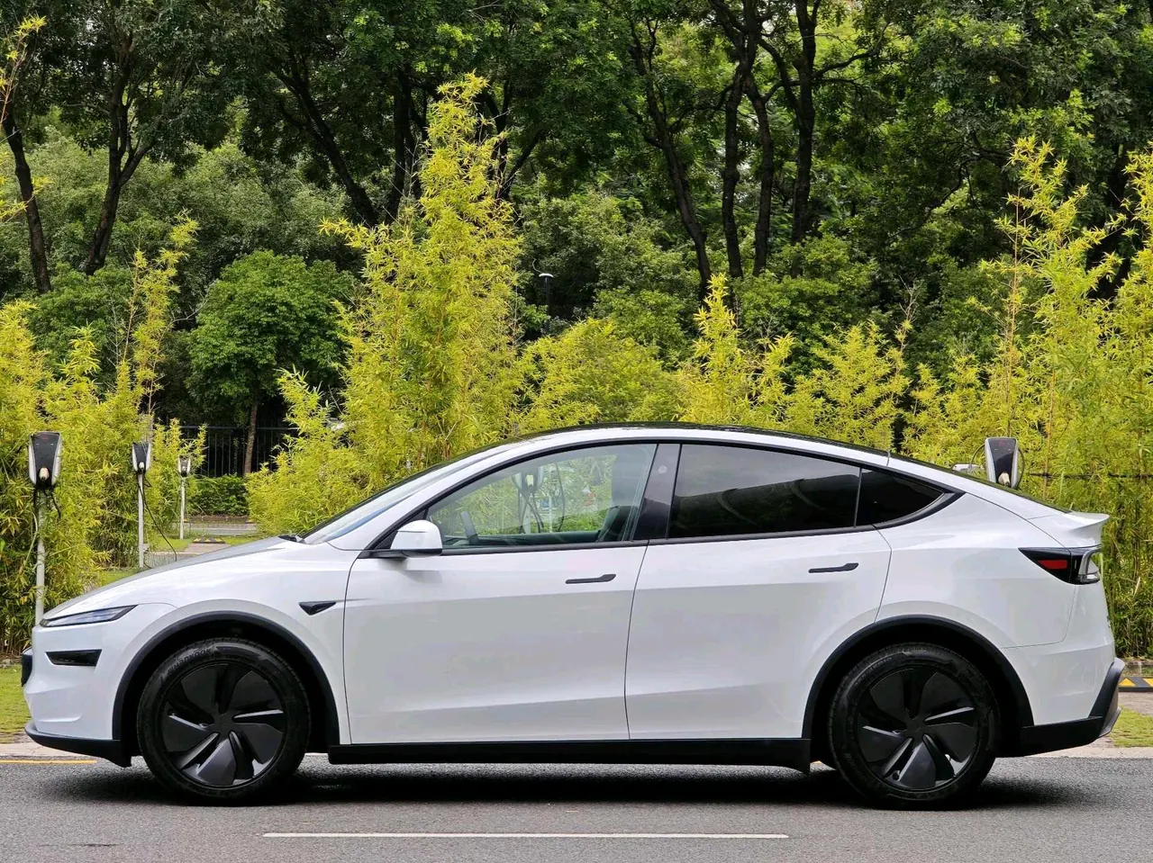 Tesla 2026 Model Y Long Range Rear-Wheel-Drive Automatic 8