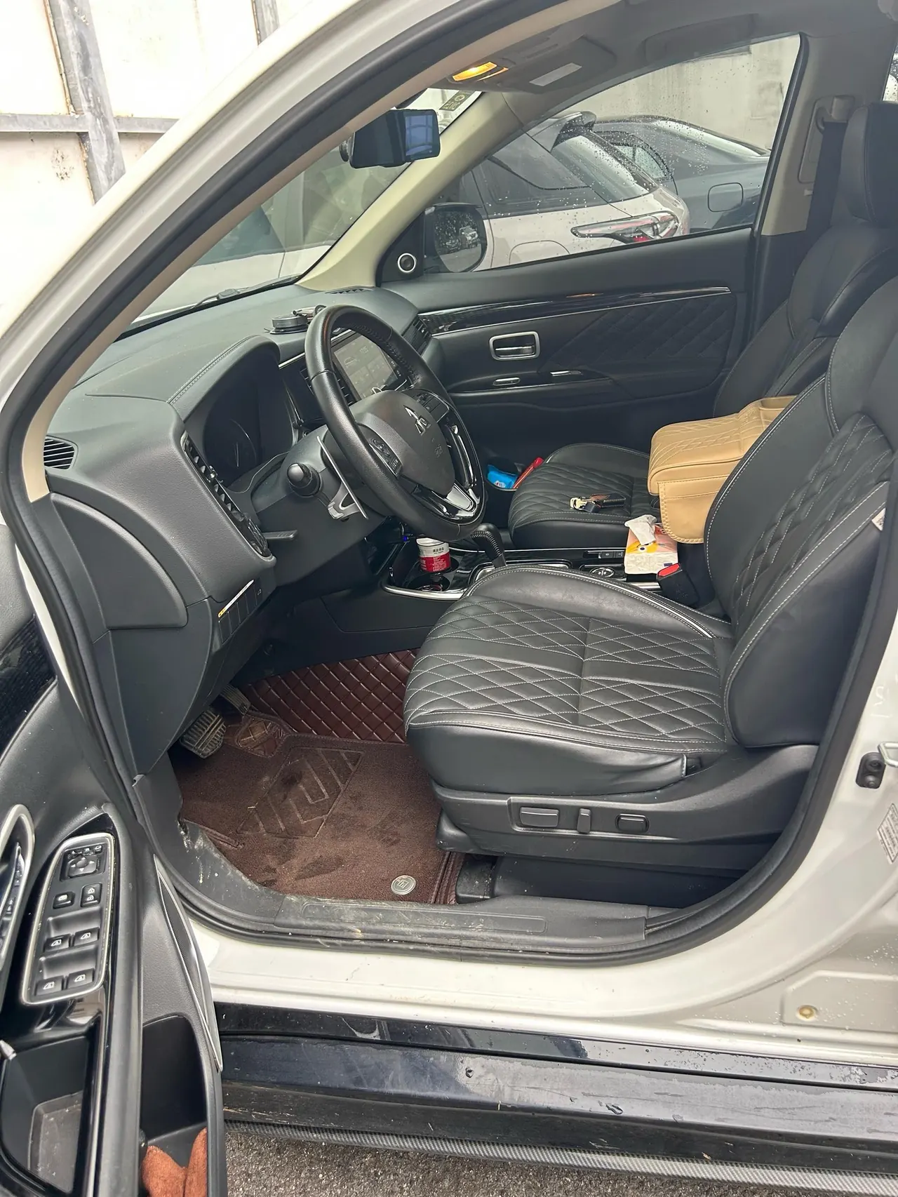 Mitsubishi 2021 Outlander 2.4 stepless four-wheel drive version 7-seat automatic gear 5