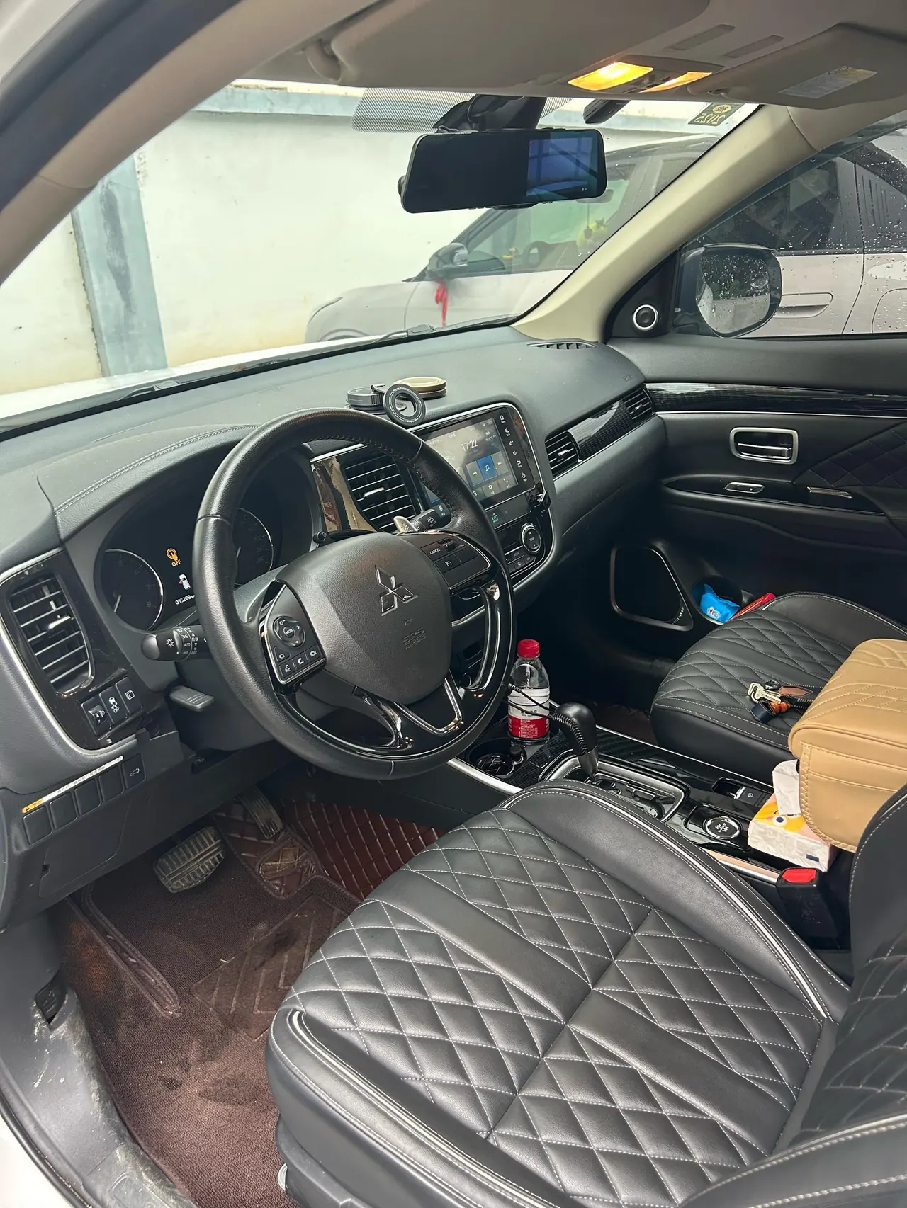 Mitsubishi 2021 Outlander 2.4 stepless four-wheel drive version 7-seat automatic gear 6