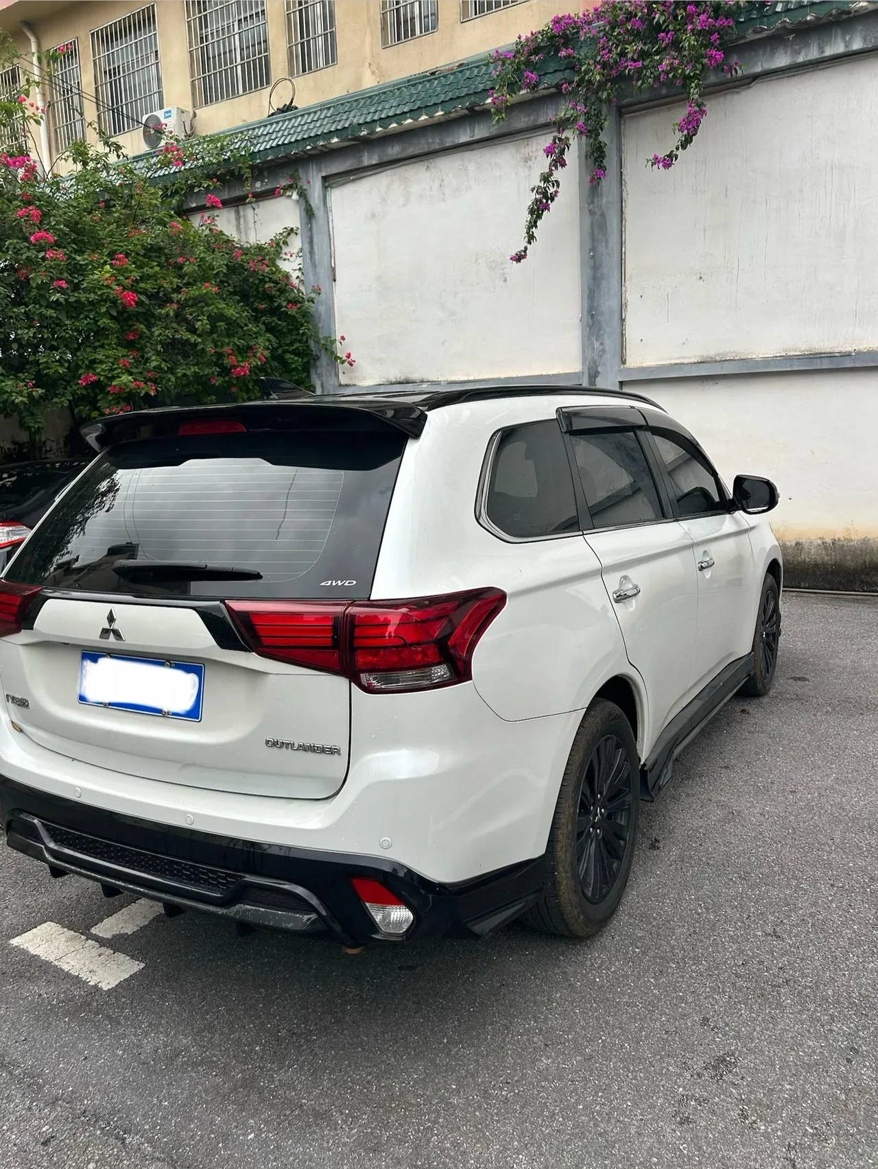Mitsubishi 2021 Outlander 2.4 stepless four-wheel drive version 7-seat automatic gear 8