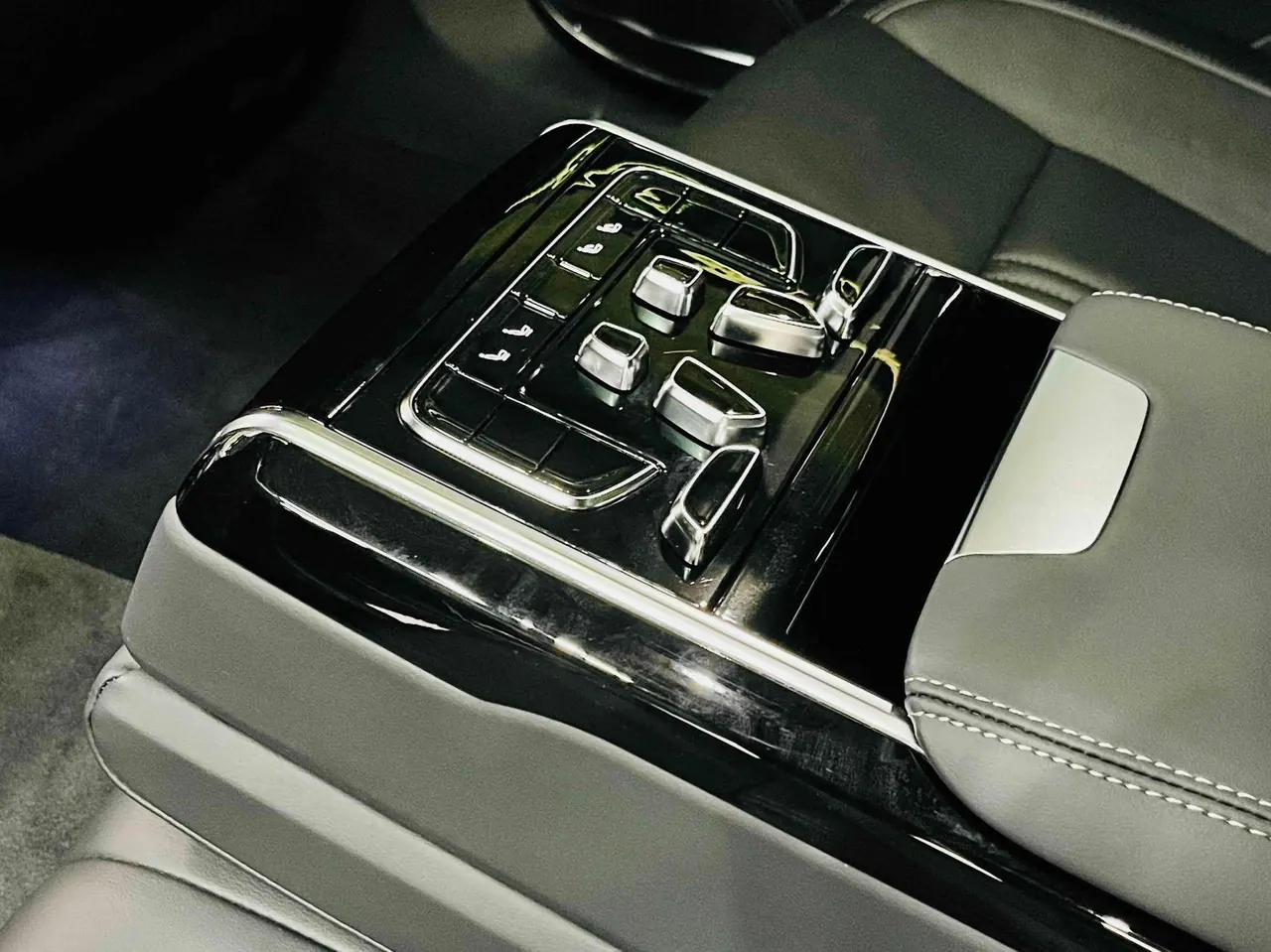 HongQi 2020 H9 48V 2.0T Zhilian Flag Edition Automatic Gear 5