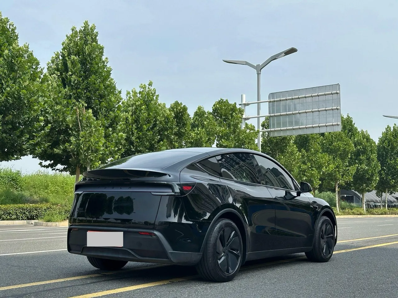 Tesla 2026 Model Y Rear-Wheel-Drive Automatic 6