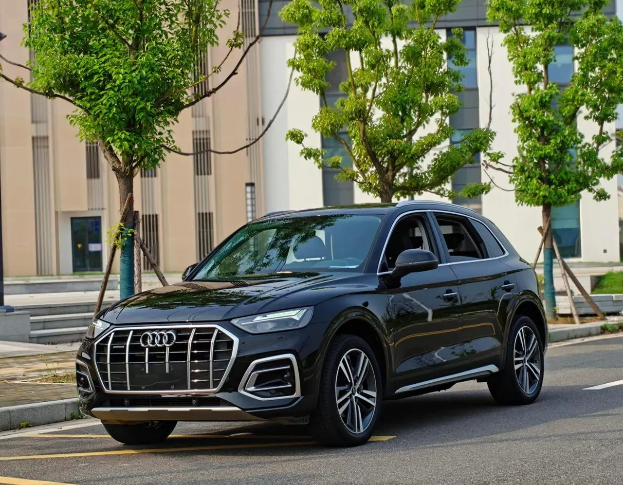 Audi 2022 Q5L 2.0TFSI 40TFSI Deluxe Elegant Automatic - View 1