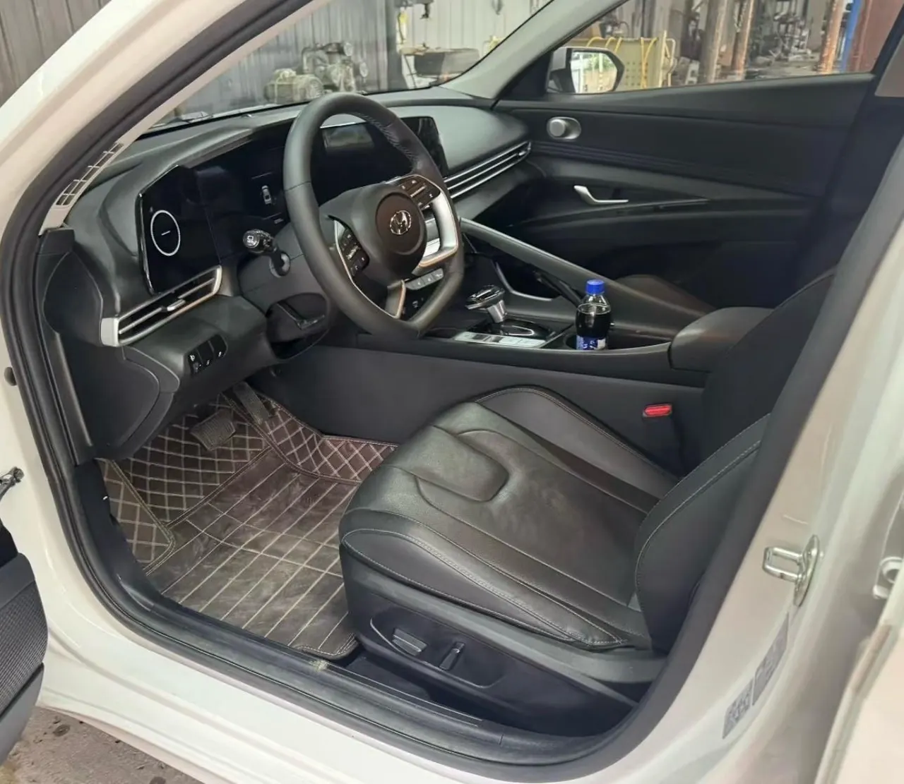 Hyundai 2022 Elantra -3-compartment 1.5 stepless LUX premium automatic gear 3