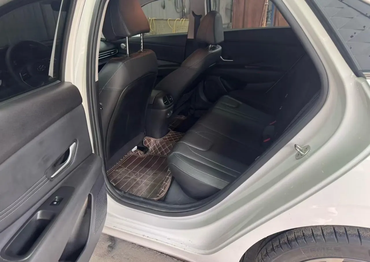 Hyundai 2022 Elantra -3-compartment 1.5 stepless LUX premium automatic gear 4