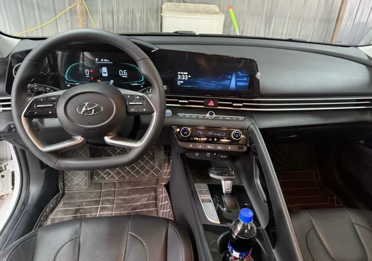 Hyundai 2022 Elantra -3-compartment 1.5 stepless LUX premium automatic gear 5