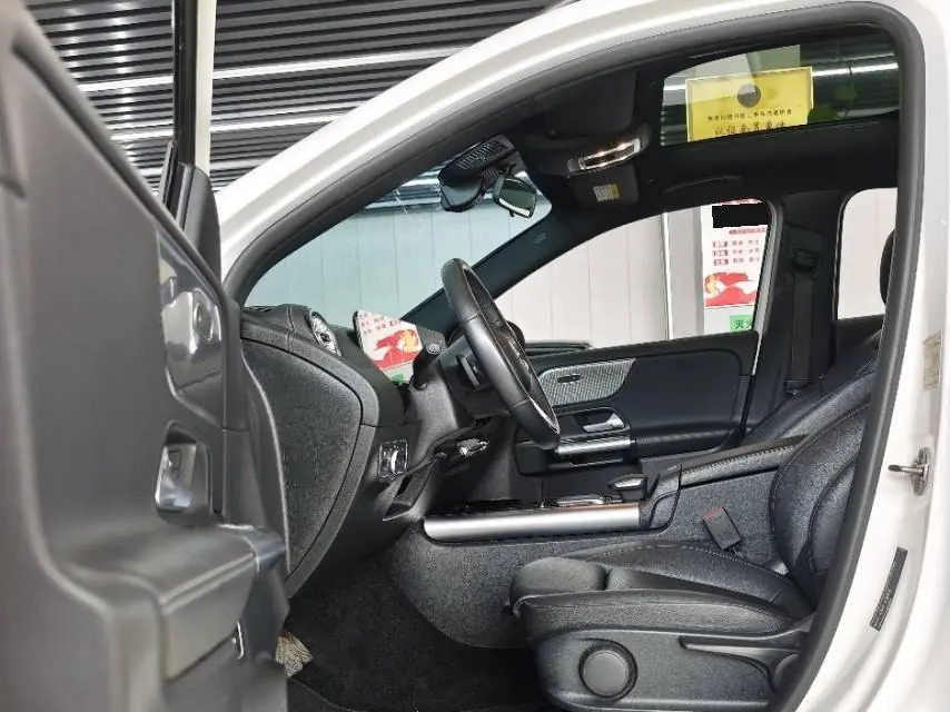 Mercedes Benz 2022 GLA 220 4MATIC 2.0T automatic gear 5