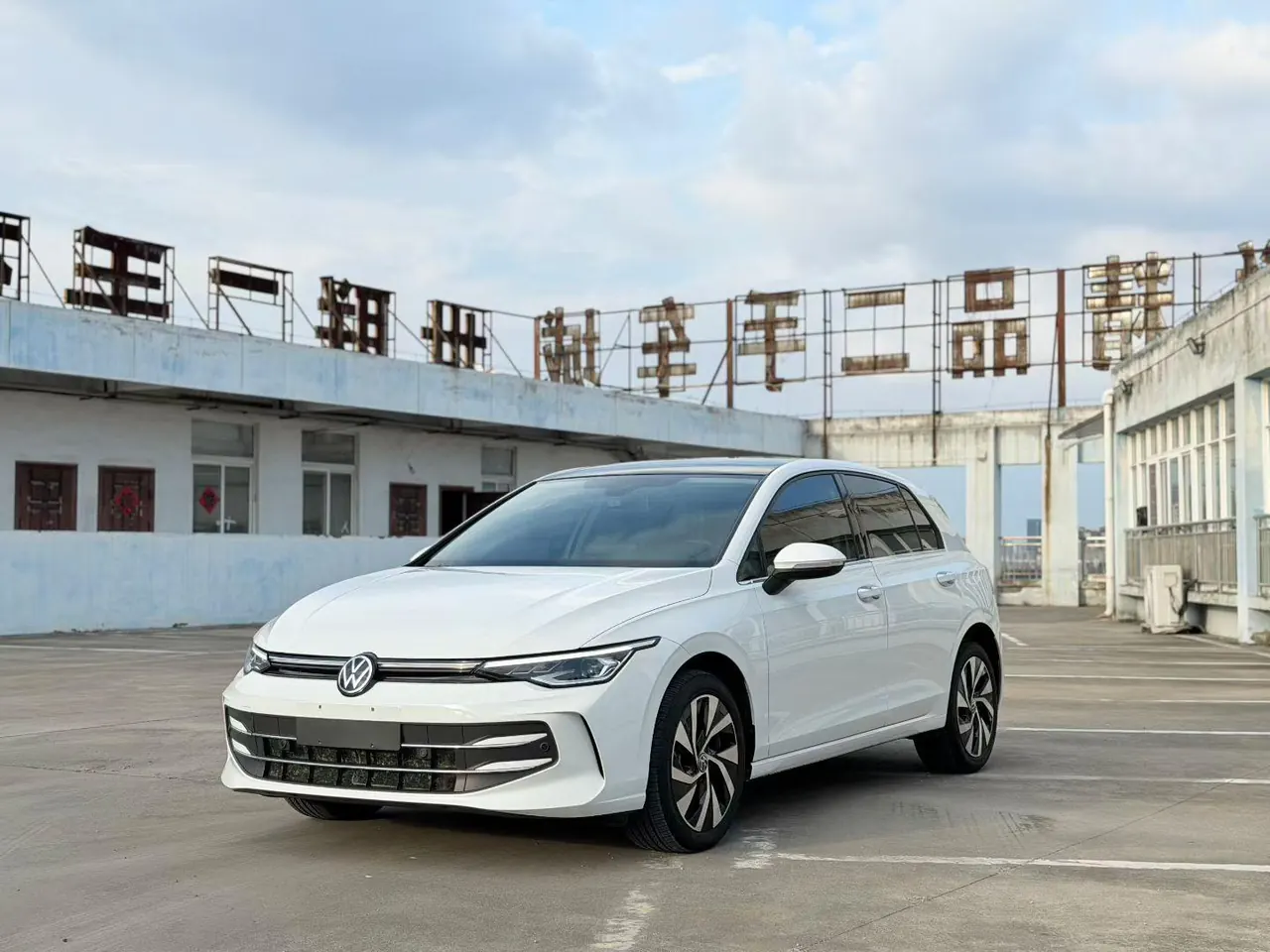 Volkswagen 2025 Golf 8 PRO 1.5TSI 300TSI Automatic - View 1