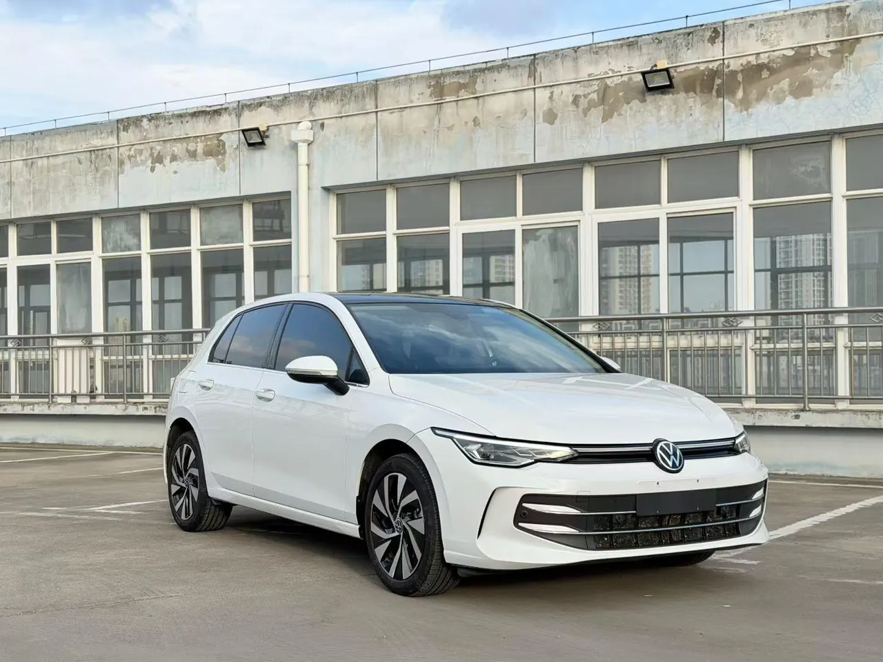 Volkswagen 2025 Golf 8 PRO 1.5TSI 300TSI Automatic 3
