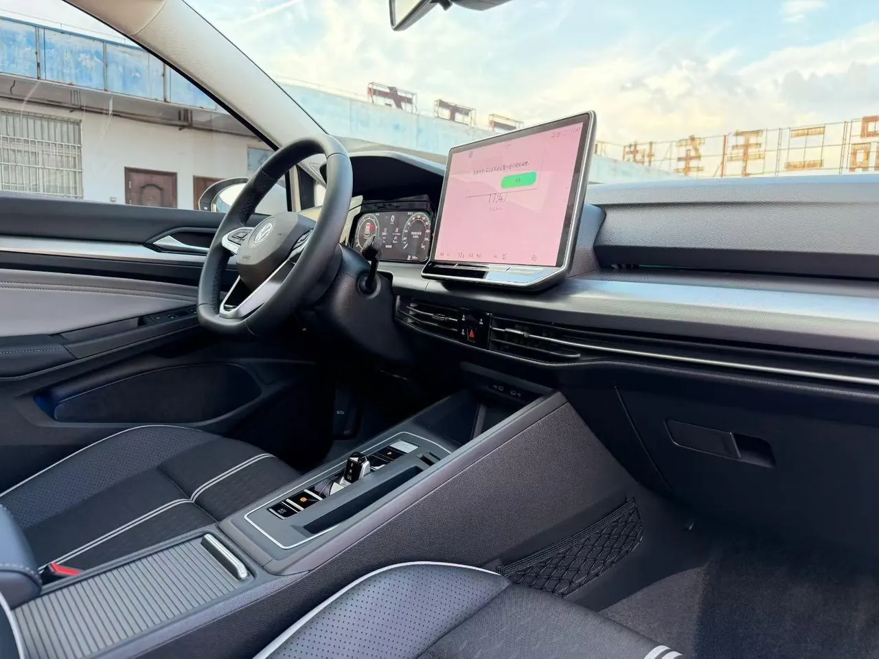 Volkswagen 2025 Golf 8 PRO 1.5TSI 300TSI Automatic 9