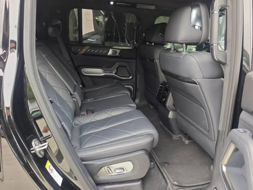 FangChengBao 2025 Leopard 8 2.0T Stepless Zhiyong Flagship Edition 7-seat Automatic Gear 5