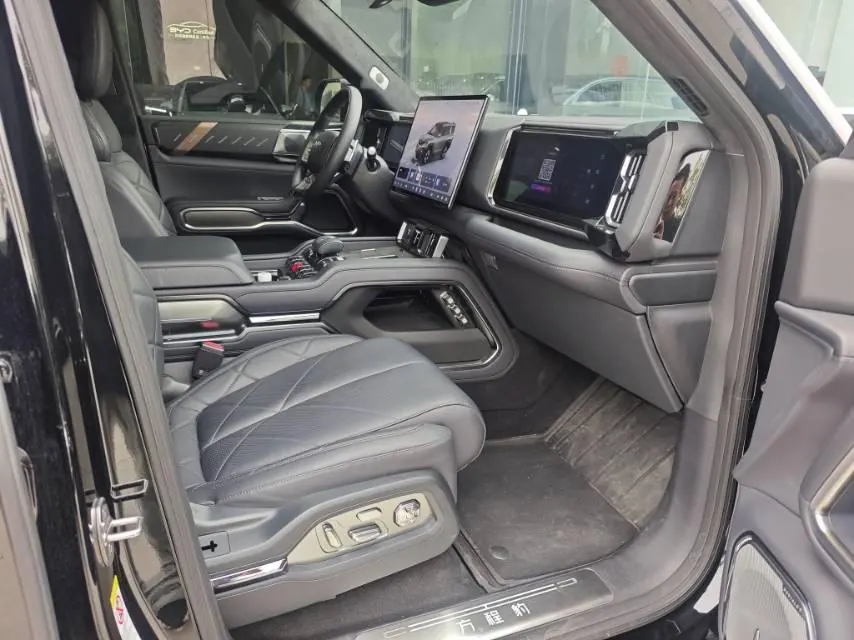 FangChengBao 2025 Leopard 8 2.0T Stepless Zhiyong Flagship Edition 7-seat Automatic Gear 7