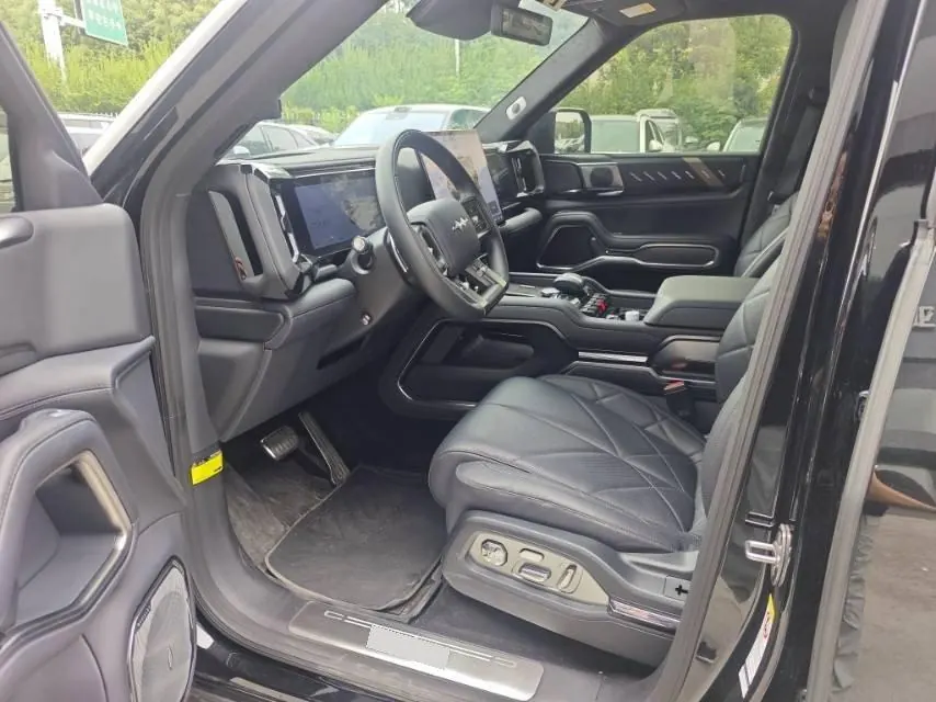 FangChengBao 2025 Leopard 8 2.0T Stepless Zhiyong Flagship Edition 7-seat Automatic Gear 8