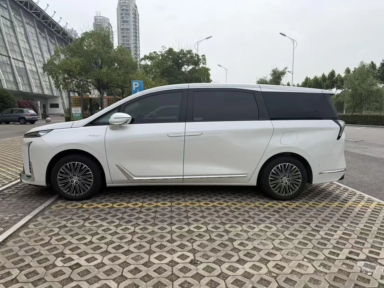 Buick 2024 GL8 Lu Zun PHEV 1.5T Luxury Edition 7-seat Automatic Gear 6
