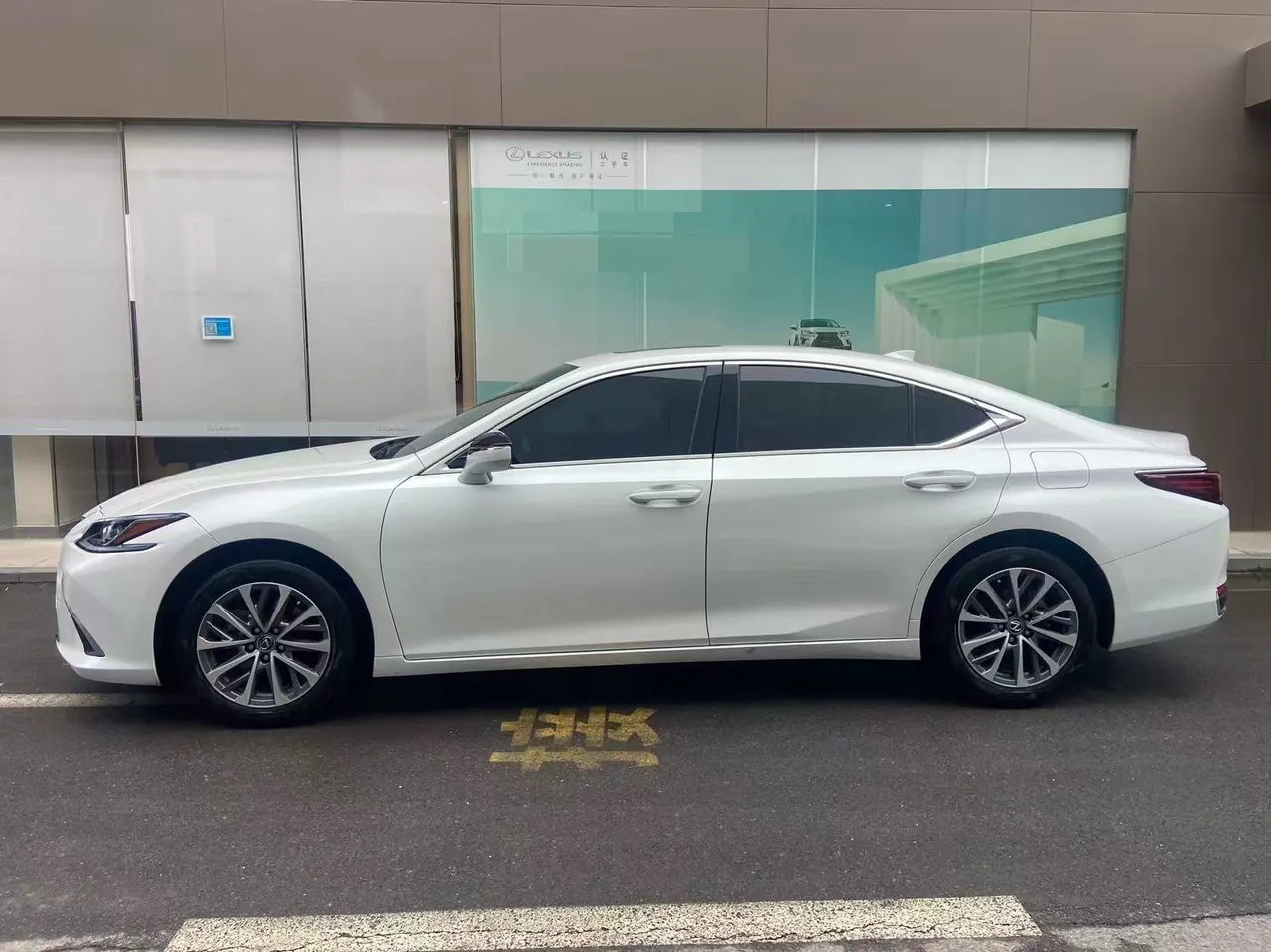Lexus ES (Imported) 2023 ES200 2.0 Stepless Premium Edition Automatic Gear 2