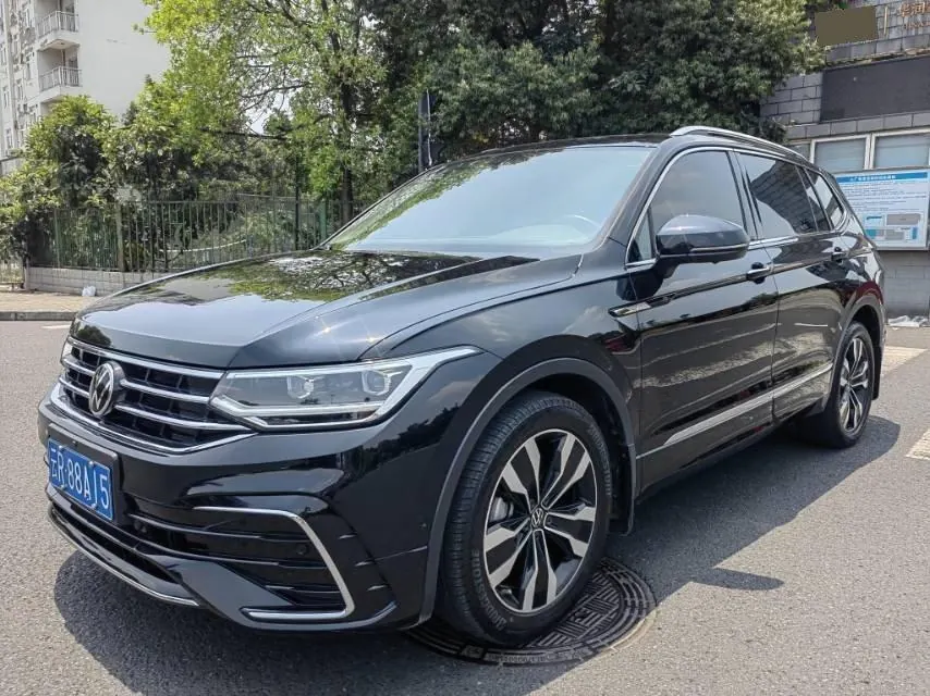 Volkswagen 2022 Tiguan L R-Line 2.0TSI 330TSI Two-Drive R-Line Overdrive Automatic Gear - View 1