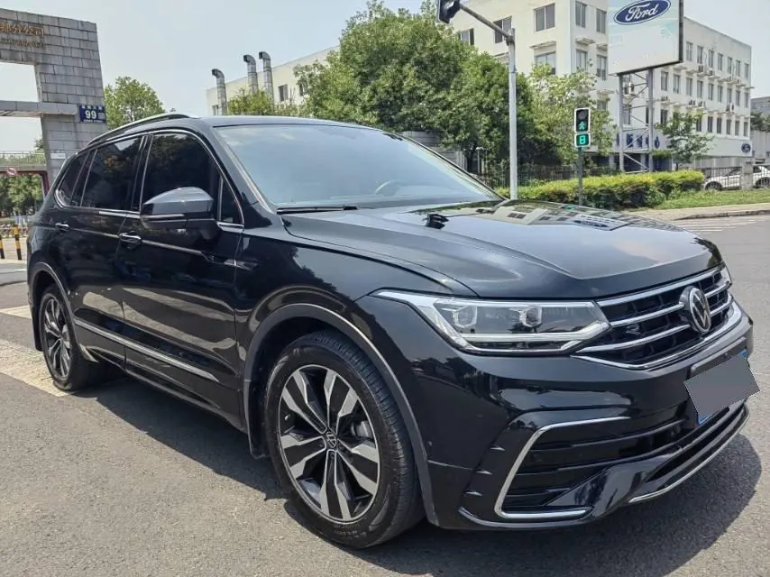 Volkswagen 2022 Tiguan L R-Line 2.0TSI 330TSI Two-Drive R-Line Overdrive Automatic Gear 3