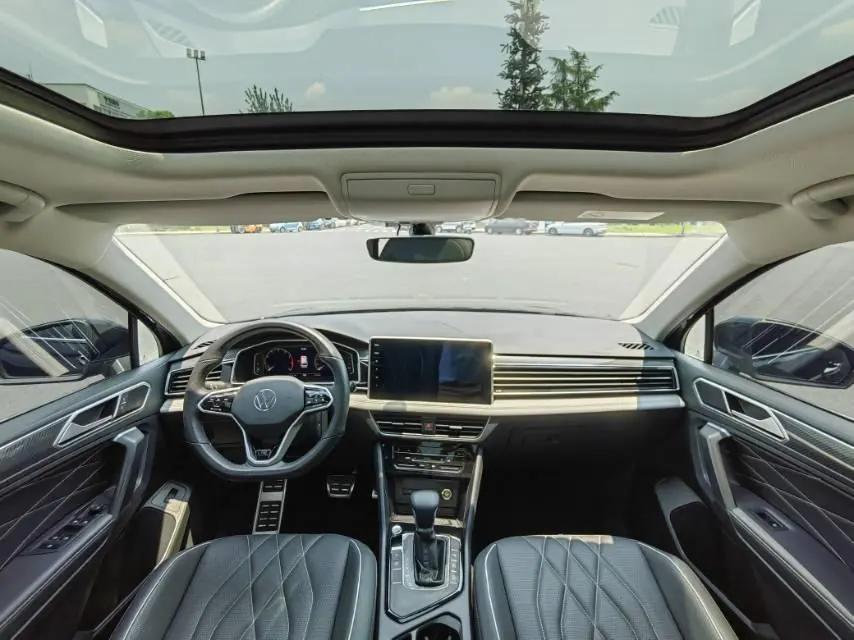Volkswagen 2022 Tiguan L R-Line 2.0TSI 330TSI Two-Drive R-Line Overdrive Automatic Gear 6