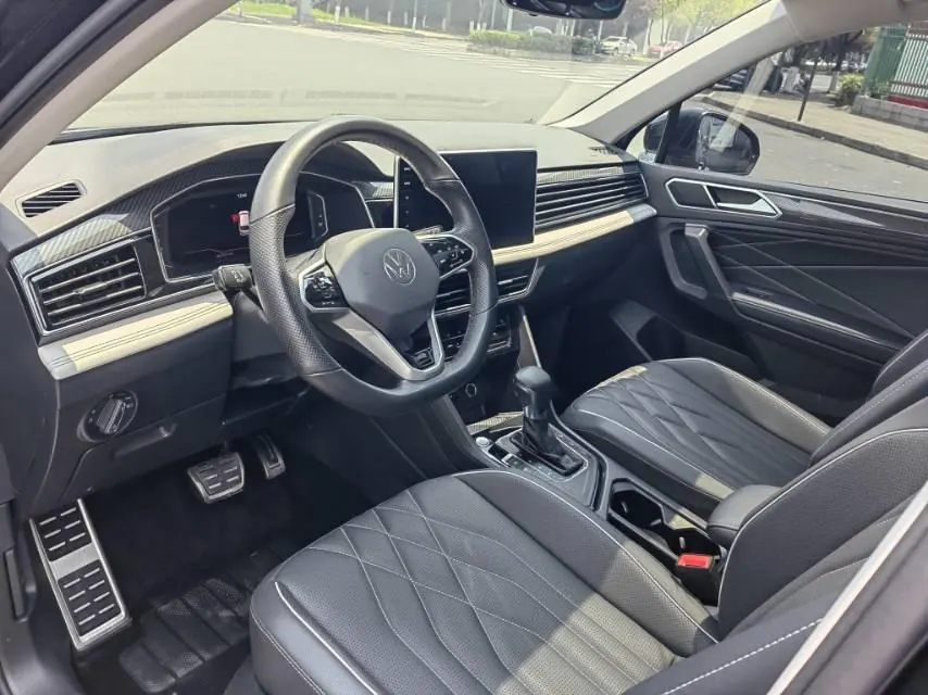 Volkswagen 2022 Tiguan L R-Line 2.0TSI 330TSI Two-Drive R-Line Overdrive Automatic Gear 7