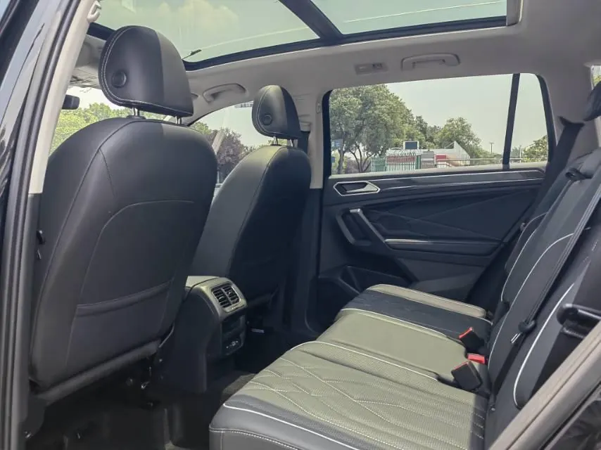 Volkswagen 2022 Tiguan L R-Line 2.0TSI 330TSI Two-Drive R-Line Overdrive Automatic Gear 8
