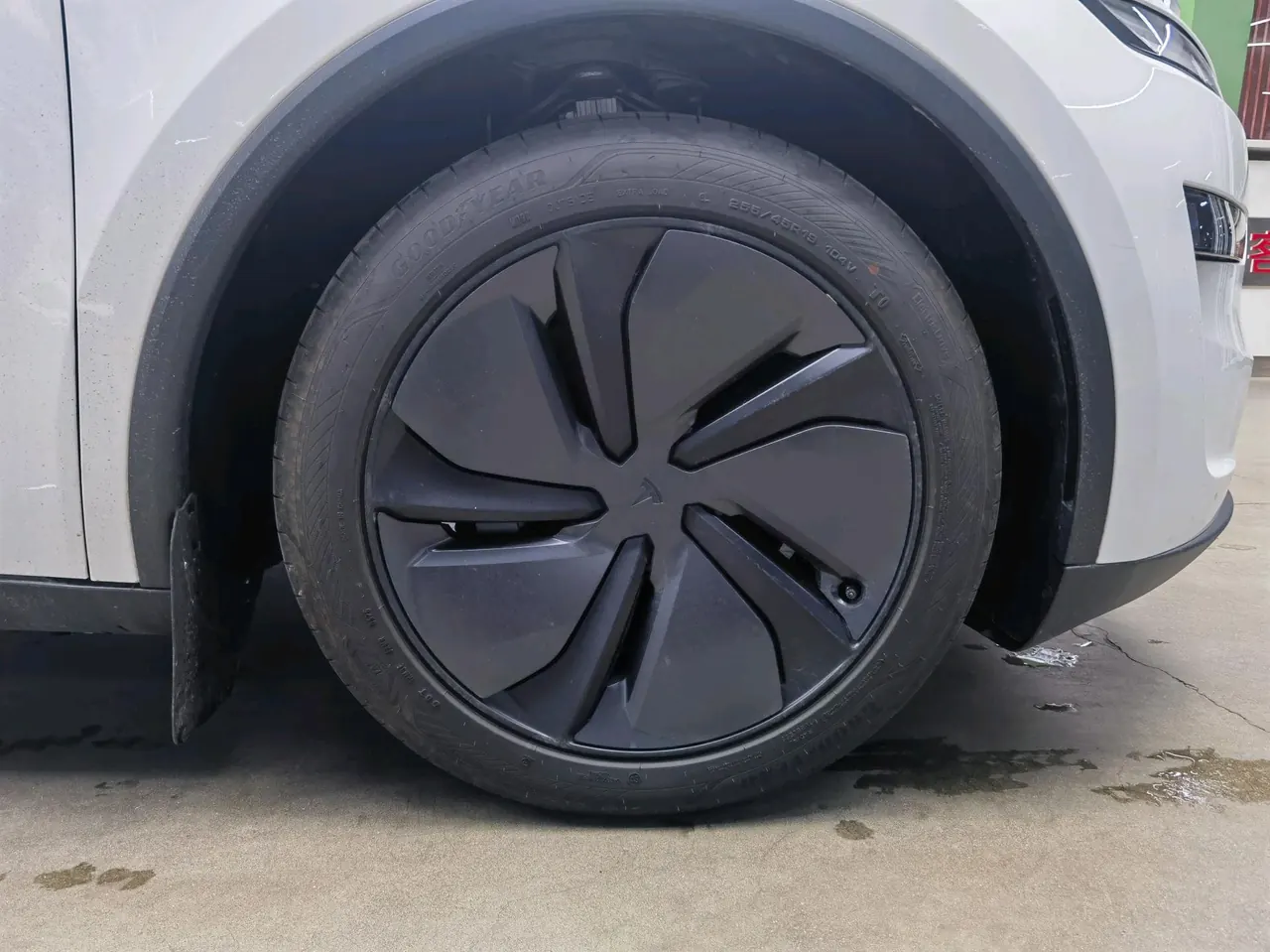 Tesla 2026 Model Y Rear-Wheel-Drive Automatic 16
