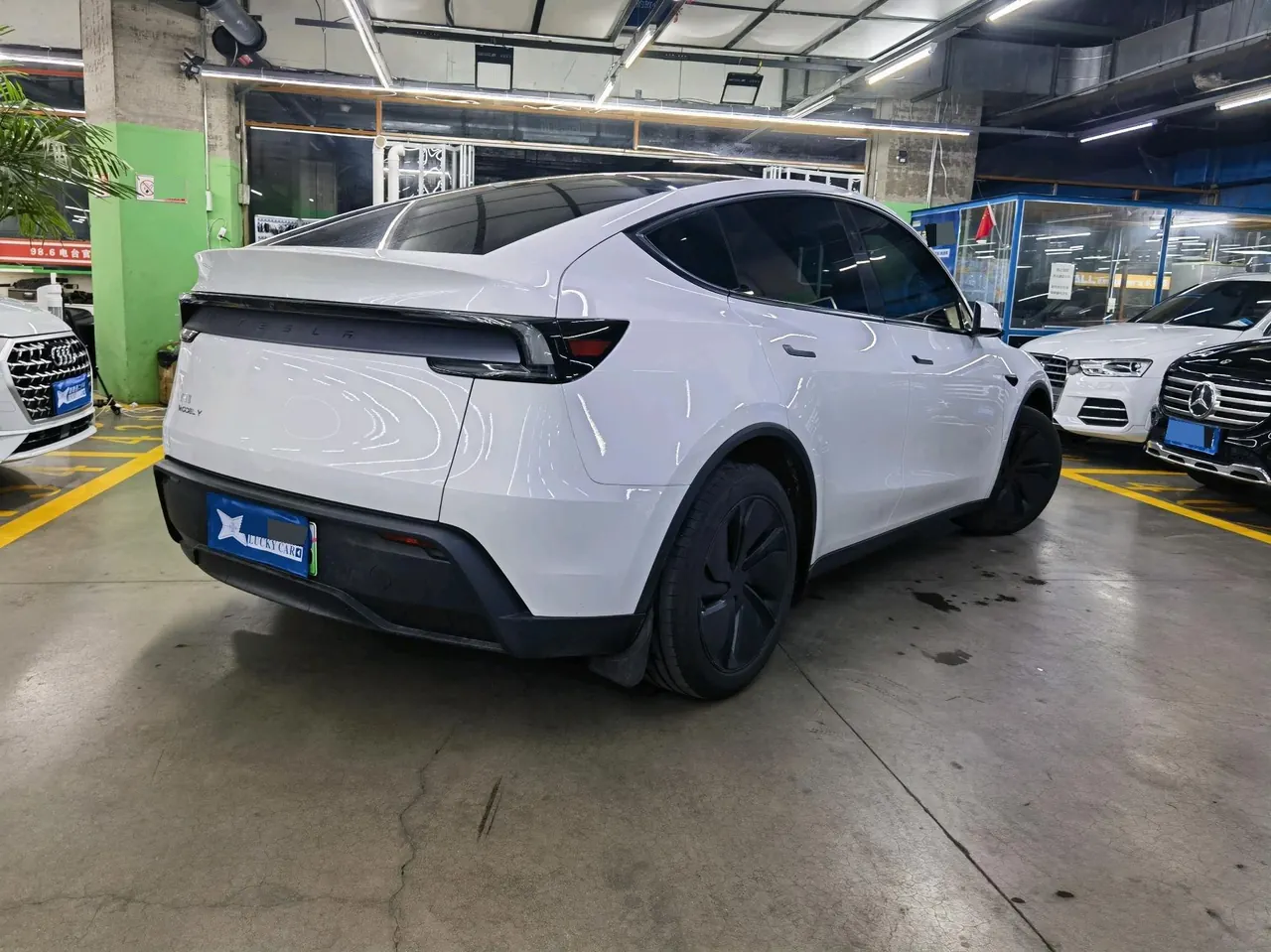 Tesla 2026 Model Y Rear-Wheel-Drive Automatic 4