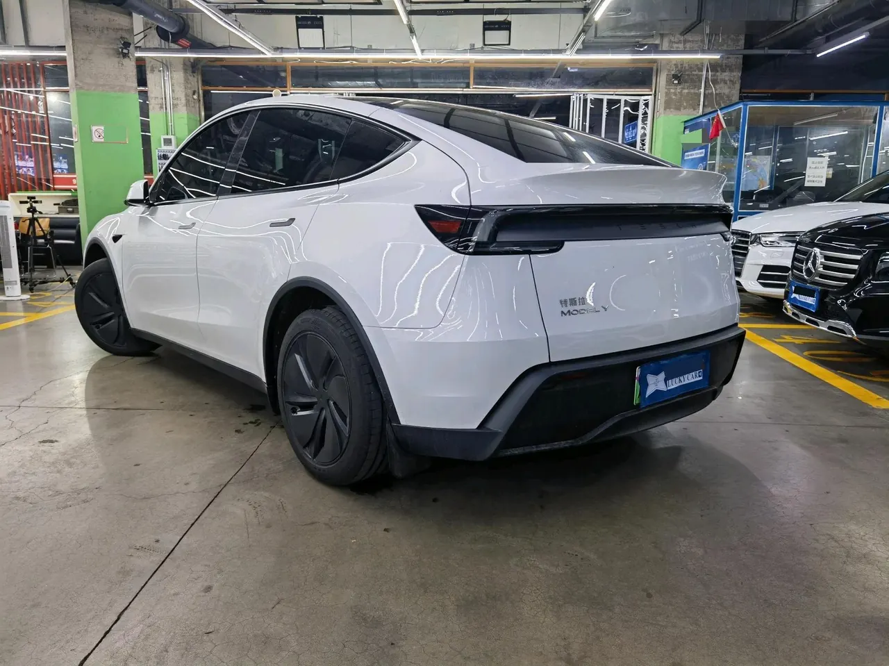 Tesla 2026 Model Y Rear-Wheel-Drive Automatic 6