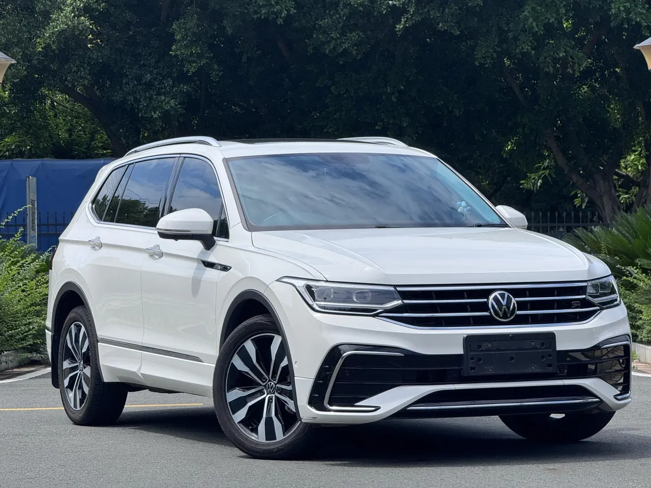 Volkswagen 2022 Tiguan L R-Line 2.0TSI 330TSI Two-Drive R-Line Overdrive Automatic Gear 3