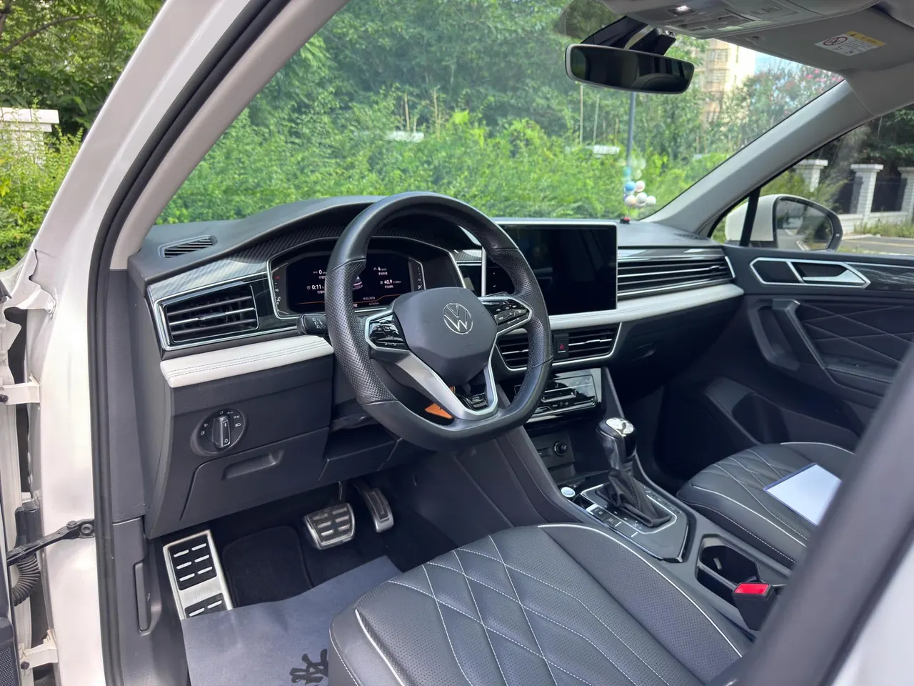 Volkswagen 2022 Tiguan L R-Line 2.0TSI 330TSI Two-Drive R-Line Overdrive Automatic Gear 4