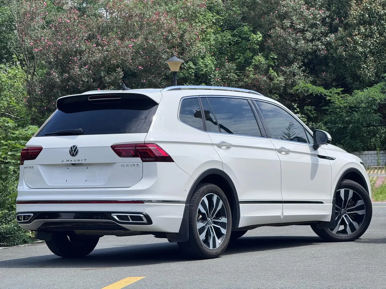Volkswagen 2022 Tiguan L R-Line 2.0TSI 330TSI Two-Drive R-Line Overdrive Automatic Gear 6