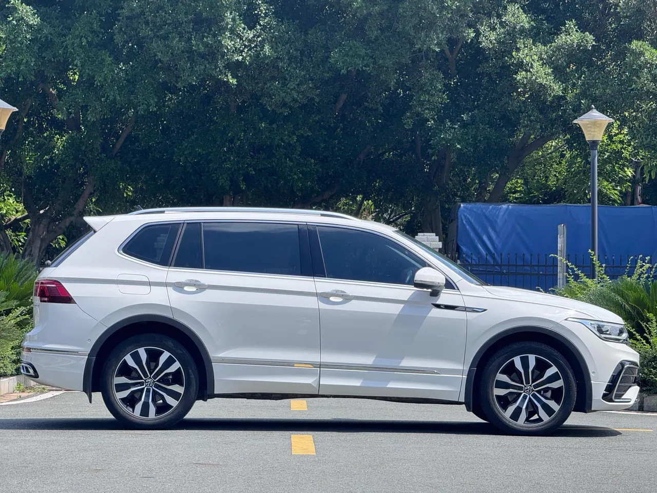Volkswagen 2022 Tiguan L R-Line 2.0TSI 330TSI Two-Drive R-Line Overdrive Automatic Gear 7