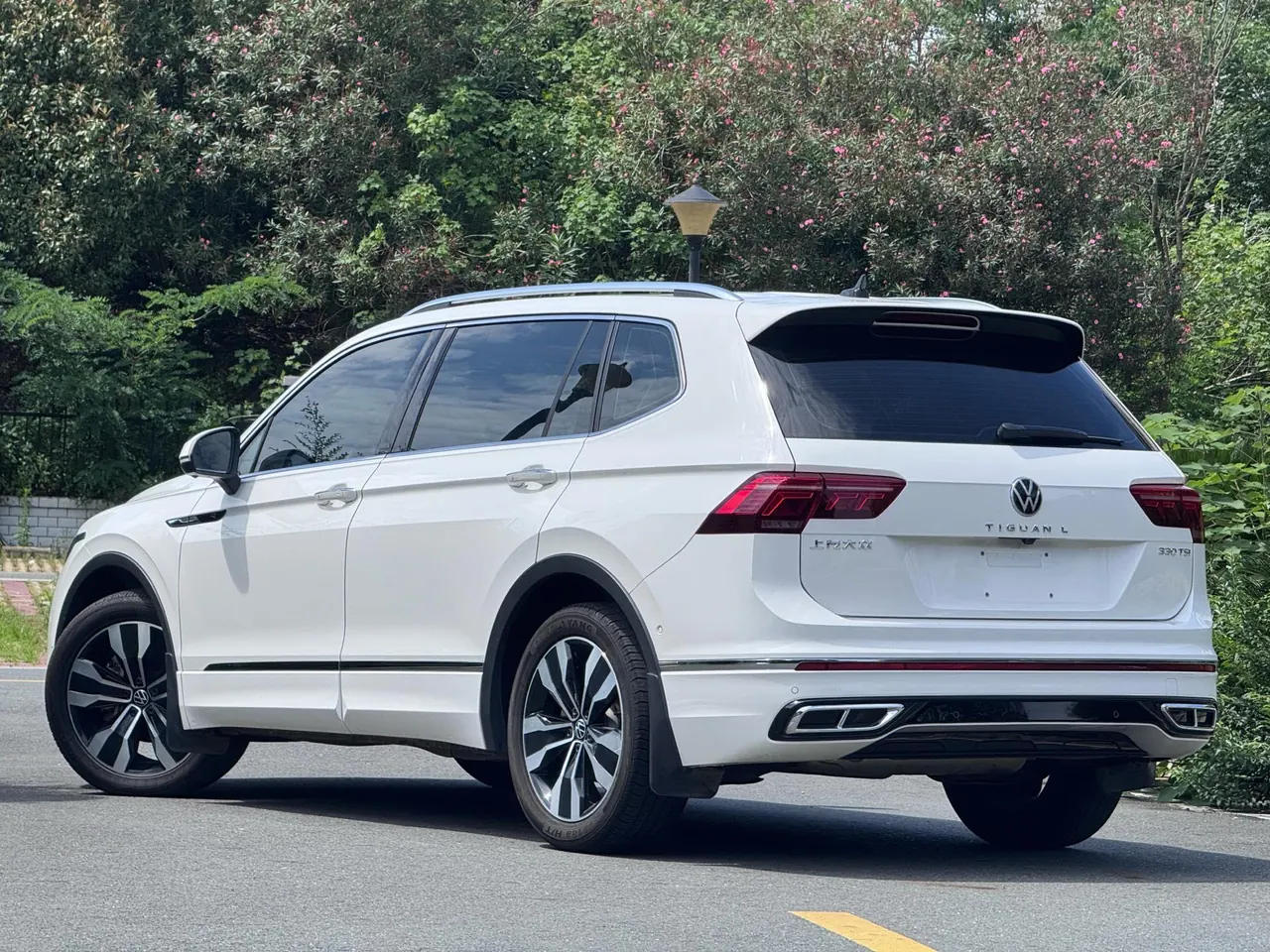 Volkswagen 2022 Tiguan L R-Line 2.0TSI 330TSI Two-Drive R-Line Overdrive Automatic Gear 8