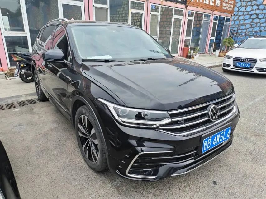 Volkswagen 2022 Tiguan L R-Line 2.0TSI 330TSI Two-Drive R-Line Overdrive Automatic Gear 3