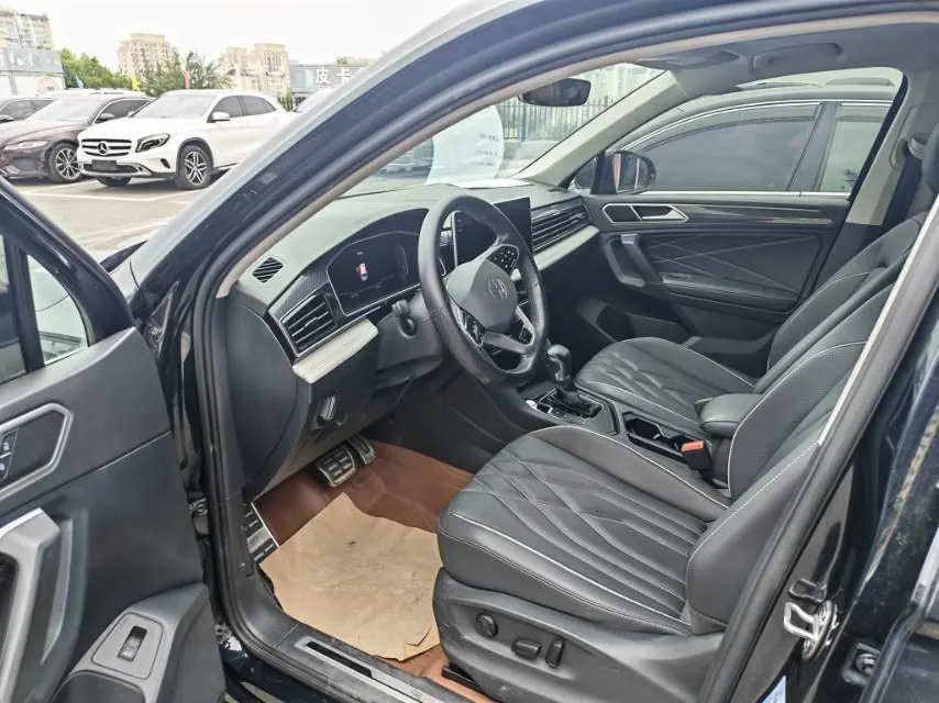 Volkswagen 2022 Tiguan L R-Line 2.0TSI 330TSI Two-Drive R-Line Overdrive Automatic Gear 6