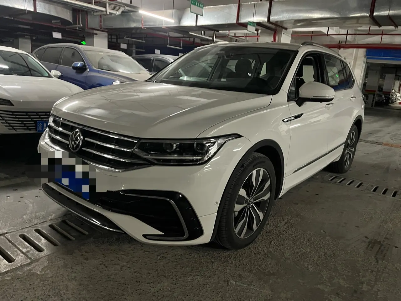 Volkswagen 2022 Tiguan L R-Line 2.0TSI 330TSI Two-Drive R-Line Overdrive Automatic Gear - View 1