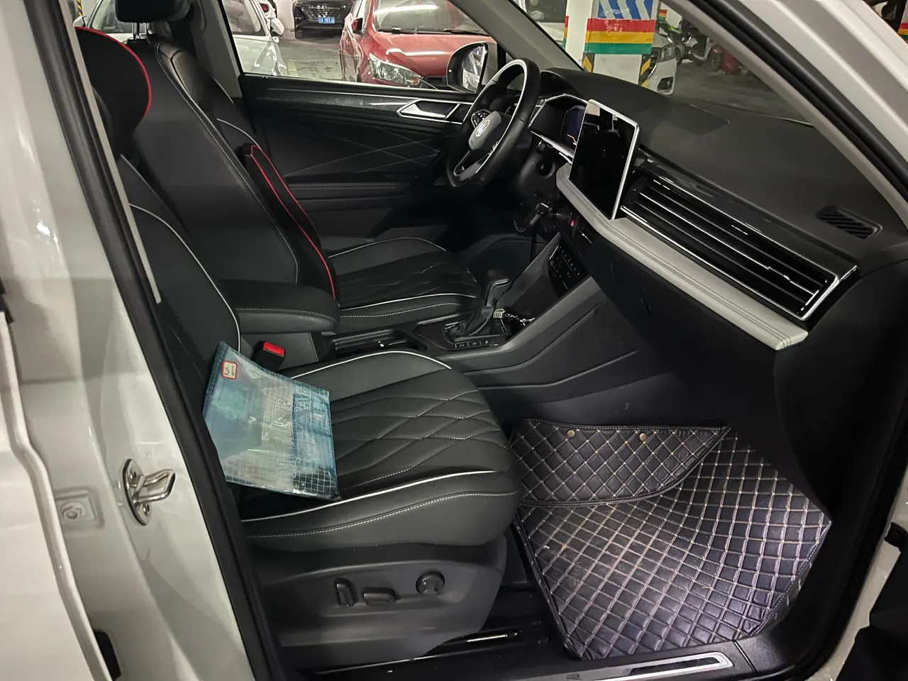 Volkswagen 2022 Tiguan L R-Line 2.0TSI 330TSI Two-Drive R-Line Overdrive Automatic Gear 4