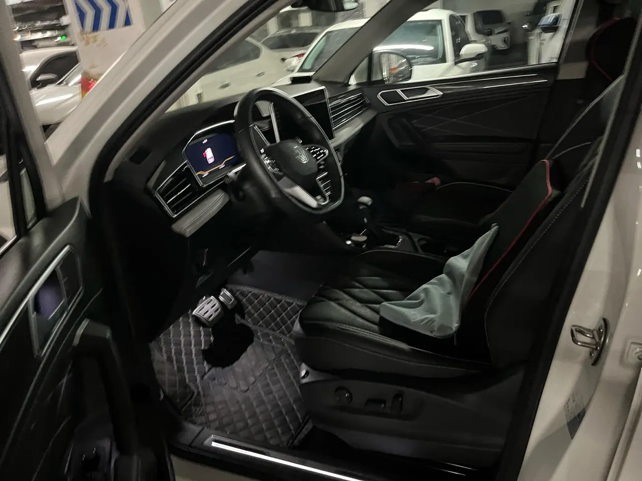 Volkswagen 2022 Tiguan L R-Line 2.0TSI 330TSI Two-Drive R-Line Overdrive Automatic Gear 5
