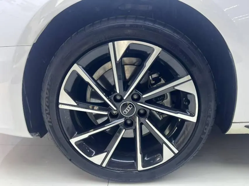 Audi 2023 A4L 2.0TFSI 40TFSI Deluxe Dynamic Automatic 6
