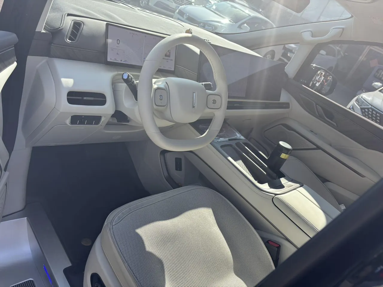 WEY 2025 VV7 Hi4 1.5T Four-Wheel-Drive Automatic Model 4