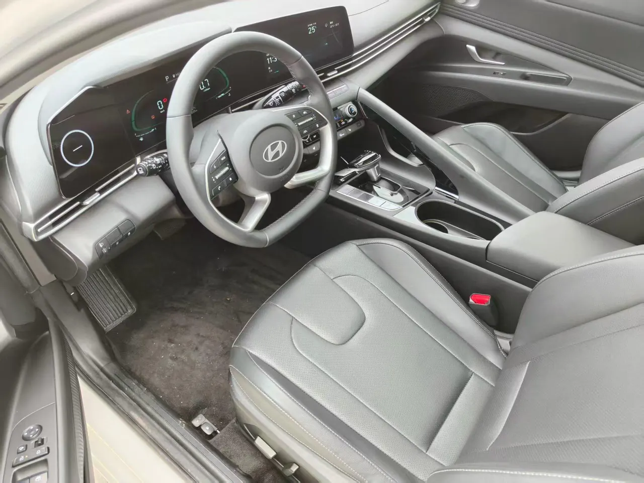 Hyundai 2023 Elantra -3-compartment 1.5 stepless LUX premium automatic gear 3